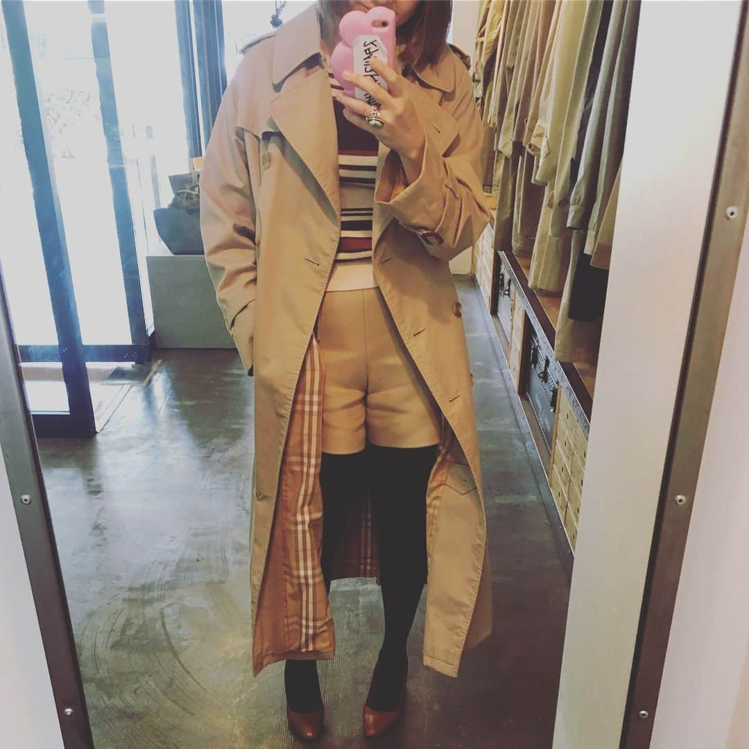 安西こずえさんのインスタグラム写真 - (安西こずえInstagram)「burberry ❤️ ヴィンテージ 1枚袖は希少価値👍 @vel_tyo_nexusvii  @nexusvii.official  @nexus7konno  #トレンチコート」3月12日 20時25分 - cozcozrin