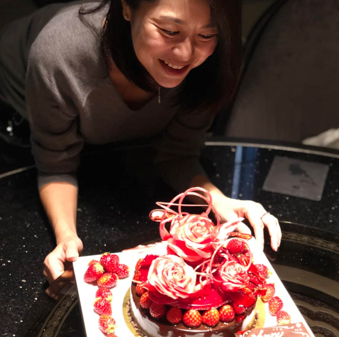 里井真由美さんのインスタグラム写真 - (里井真由美Instagram)「真っ赤なケーキ🌹🌹🍓🍓🌹🌹🌹 見事な薔薇の飴細工と、粒揃いの苺がふんだんに。 ・ ・ ラッキーカラーが赤の  @rieoh19700307 ちゃんのお誕生日ケーキです🍓🍓 ・ ・ ウェスティンホテル東京 @kazuo.suzuki.3.0 シェフにお願いしました。 ・ ・ 「見た目が赤いケーキが希望です。王理恵ちゃんのお誕生日で、ラッキーカラーが赤なんです。たとえば苺を敷き詰め🍓🍓とかで、、？」 ・ ・ シェフに「生クリーム？チョコ？どっちにしますか？」ときかれてチョコをお願いしました。 ・ ・ それだけの会話。 ・ ・ たったそれだけで、こんなに素敵なケーキ、好みドンピシャになってて、そりゃもぅ大騒ぎの感激タイムでした。 ・ ・ 濃厚なのに、甘すぎず、何故か？ジューシーなの。チョコでジューシーって表現もどうなの、とも思うけど、ジュワッとみずみずしくもあるチョコ！いゃぁ、ほんと食べても感激〜❤️❤️❤️❤️ ・ ・ 感動を巻き起こせるケーキ！ そして理恵ちゃんお誕生日おめでとう❣️ 🌹🌹🍓🍓🍰🍰 ・ ・ #ウェスティンホテル東京 #お誕生日ケーキ#苺#薔薇#飴細工#里井真由美#さといいね#チョコレート＃いちご#ケーキ」3月12日 21時42分 - mayumi.satoi