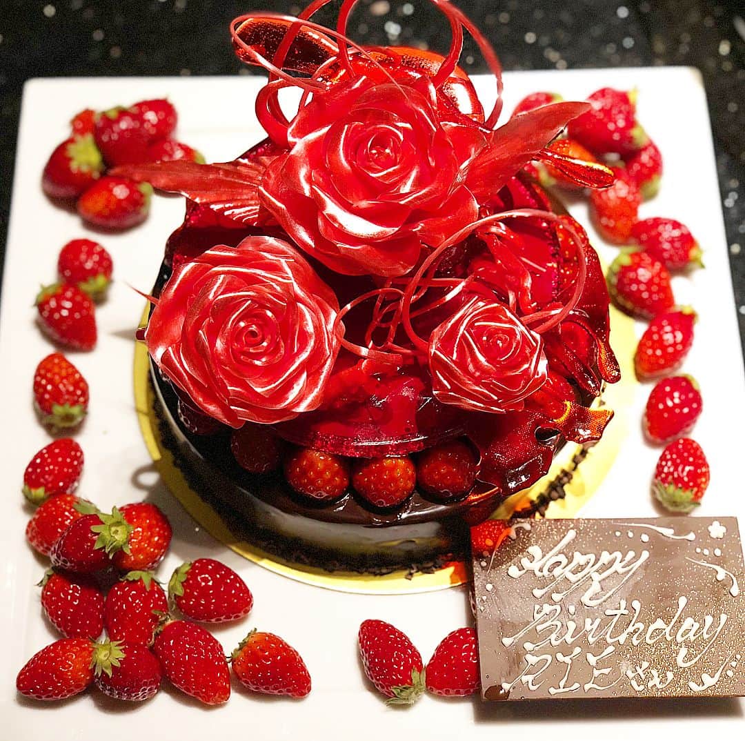 里井真由美さんのインスタグラム写真 - (里井真由美Instagram)「真っ赤なケーキ🌹🌹🍓🍓🌹🌹🌹 見事な薔薇の飴細工と、粒揃いの苺がふんだんに。 ・ ・ ラッキーカラーが赤の  @rieoh19700307 ちゃんのお誕生日ケーキです🍓🍓 ・ ・ ウェスティンホテル東京 @kazuo.suzuki.3.0 シェフにお願いしました。 ・ ・ 「見た目が赤いケーキが希望です。王理恵ちゃんのお誕生日で、ラッキーカラーが赤なんです。たとえば苺を敷き詰め🍓🍓とかで、、？」 ・ ・ シェフに「生クリーム？チョコ？どっちにしますか？」ときかれてチョコをお願いしました。 ・ ・ それだけの会話。 ・ ・ たったそれだけで、こんなに素敵なケーキ、好みドンピシャになってて、そりゃもぅ大騒ぎの感激タイムでした。 ・ ・ 濃厚なのに、甘すぎず、何故か？ジューシーなの。チョコでジューシーって表現もどうなの、とも思うけど、ジュワッとみずみずしくもあるチョコ！いゃぁ、ほんと食べても感激〜❤️❤️❤️❤️ ・ ・ 感動を巻き起こせるケーキ！ そして理恵ちゃんお誕生日おめでとう❣️ 🌹🌹🍓🍓🍰🍰 ・ ・ #ウェスティンホテル東京 #お誕生日ケーキ#苺#薔薇#飴細工#里井真由美#さといいね#チョコレート＃いちご#ケーキ」3月12日 21時42分 - mayumi.satoi