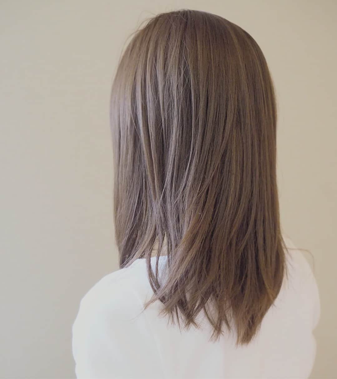 田中亜希子さんのインスタグラム写真 - (田中亜希子Instagram)「何もしていない髪です。今日は寝坊して朝巻けなかったので笑 ブローも手ぐしなのでこんなんですが 参考にして頂けたら幸いです！  前髪は少し伸びてきてこの長さで。。(２枚目怖いですね) でも、少しおろしたり、全部あげたり、どこで分けてもうまくいく長さで今が一番好きな長さなんです😘 頭頂部から放射状に全体的にレイヤー を。 だから後れ毛やまとめた時に取りこぼした髪もニュアンスが出ます☝︎ 顔まわりの髪はリップラインがお約束です😉  カットはk.e.yです。 @k.e.y_yuji_tanaka 自分のロングヘアを切ろうか悩んでいるそうです。  #ヘアスタイル#髪型#ヘアカット#ヘアアレンジ#ミディアムヘア #原宿#表参道#美容室#前髪#ヘアアレンジ#hair」3月12日 22時36分 - akiico