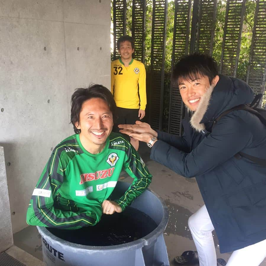 中澤聡太のインスタグラム：「先日、この2人に再会😎 共にプレーした時のワクワク感は今も忘れられません。 #見た目は中年 #ピッチじゃ鉄人 #橋本英郎 #二川孝広 #シンプルに大好きな2人」