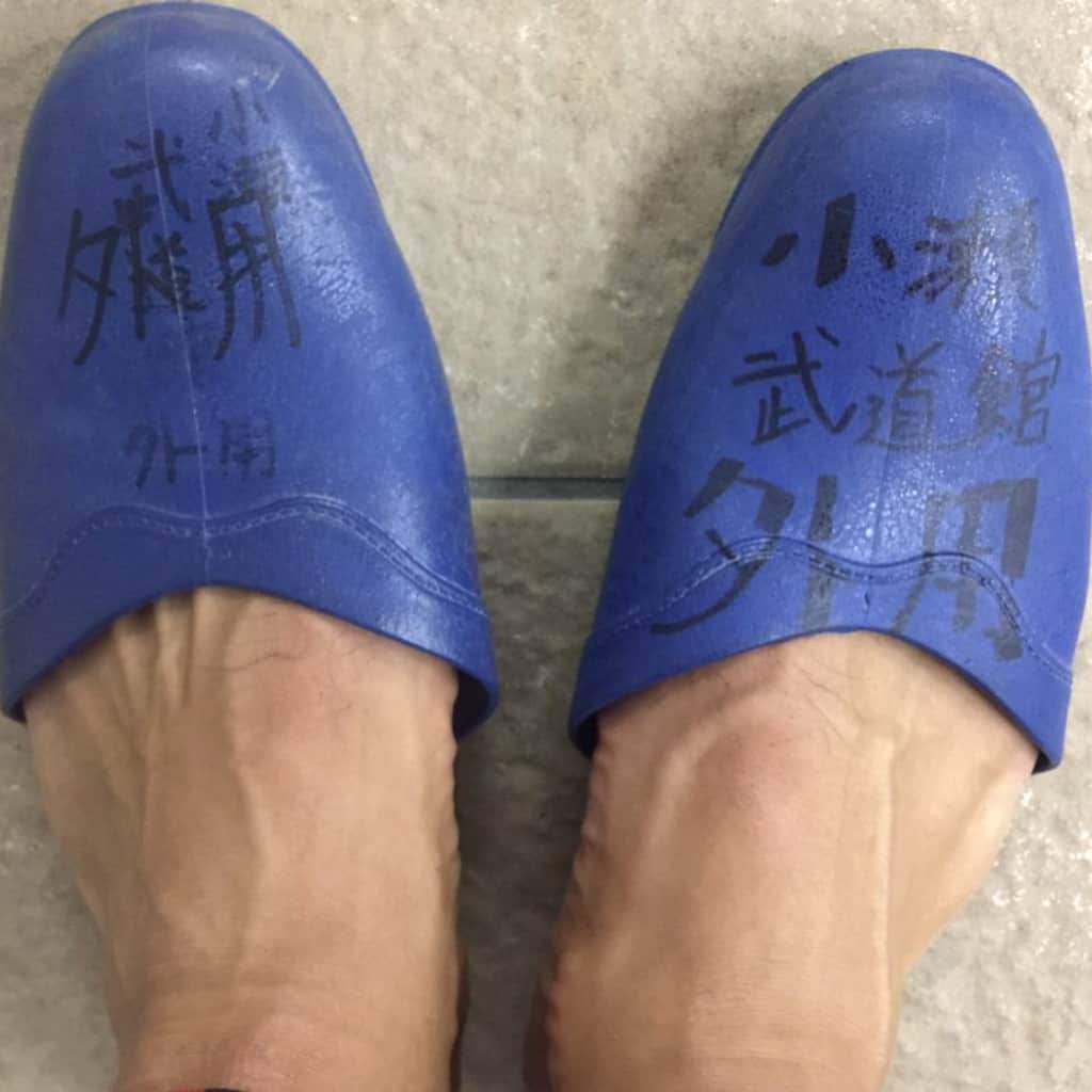 鷹木信悟さんのインスタグラム写真 - (鷹木信悟Instagram)「ジムで外履きの靴を盗まれてしまった、、、 仕方ないからスリッパ借りて帰りました。 ‪まあ、自分の管理が悪かったかな！‬ 次からはサンダルでジム行くか。 ‪肉食べて嫌な事は忘れよう🍖」3月12日 23時39分 - takagi__shingo