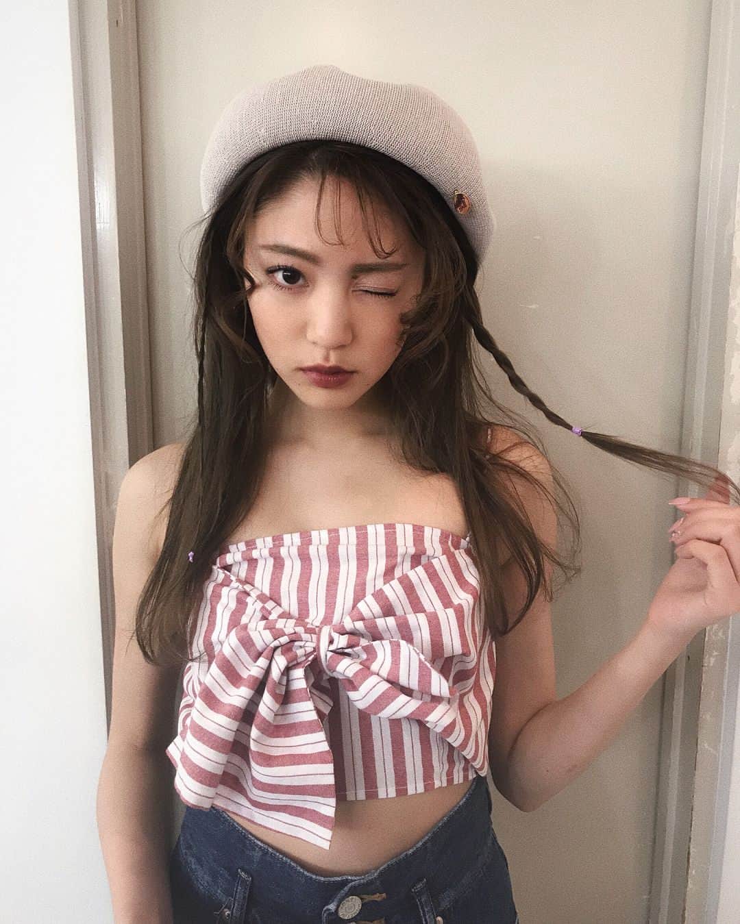 志田友美（ゆうみん）のインスタグラム：「. ㅤㅤㅤㅤㅤㅤㅤㅤㅤㅤㅤㅤㅤ ____🌴🍍🍉🧡____ ㅤㅤㅤㅤㅤㅤㅤㅤㅤㅤㅤㅤㅤ . この間の撮影のオフショット📸 もう、こんな時期なんだよ、、 春好きだけど花粉凄いからきらーい。笑 はやく夏になってわちゃわちゃしたいね . ㅤㅤㅤㅤㅤㅤㅤㅤㅤㅤㅤㅤㅤ #shooting #summer #c3 #marine」