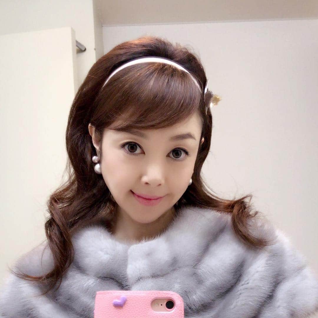 のインスタグラム：「まだまだfur大活躍です。しかしすごい意地悪そうに撮れた😆😆😆ゴシップガールのブレアみたい😂😂😂古いw#gossipgirl #blairwaldorf #ゴシップガール#alexandredeparis #akurarobe#mink#sapphiremink」