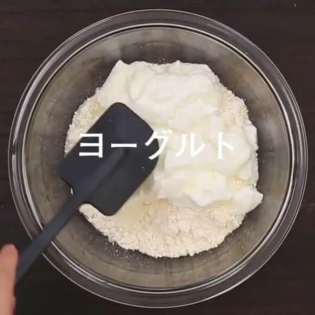 ペコリ‐おうちごはんレシピやおうちカフェレシピの料理動画-のインスタグラム：「. ホットケーキミックスとヨーグルトで出来る簡単レシピ♪ ホワイトチョコといちごの色合いが可愛い「ホワイトチョコといちごのマフィン」はいかがですか？ 今度のホワイトデーのプレゼントにもおすすめです！ . . 作ったら #pecolly をつけて教えてください ♪ ストーリーで紹介させて頂きます！！！！ . . ▼レシピ詳細 ホワイトチョコといちごのマフィン♡ レシピ by よっしーさん . ●材料　6個分 ・ ホットケーキミックス 200g ・ ヨーグルト 220g ・ いちごジャム 大さじ5 ・ 板チョコホワイト 1枚 . ●作り方 ①ホットケーキミックスとヨーグルトを混ぜる。 そこにいちごジャムも加える。 . ②生地をマフィンカップに入れる。 . ③生地の上にジャム（分量外）を3ケ所くらい乗せる。 割った板チョコを2カケづつ押し込む。 . ④180度のオーブンで20分くらい焼いたら完成。 . .」