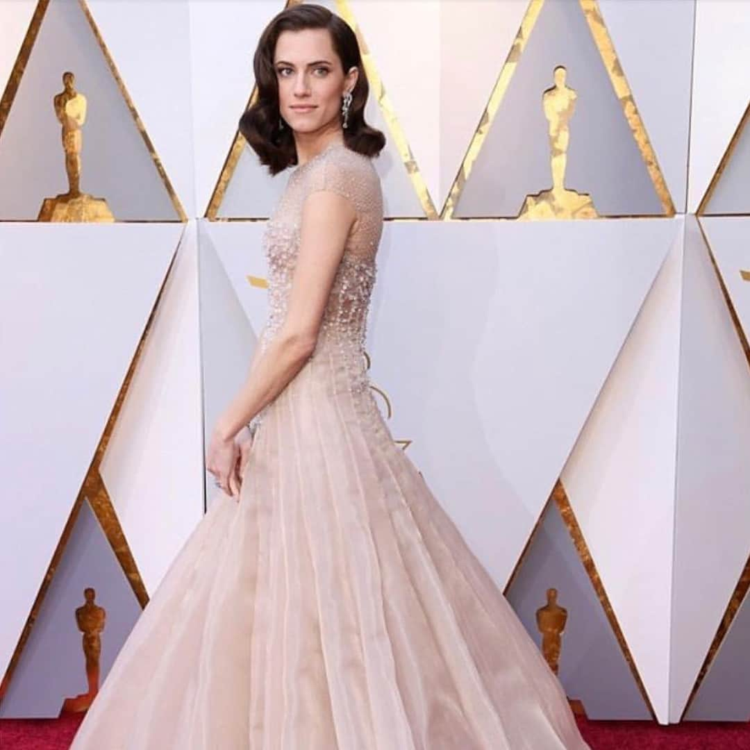 アリソン・ウィリアムズさんのインスタグラム写真 - (アリソン・ウィリアムズInstagram)「Also, I got to wear really pretty dresses that I loved to both the Oscars themselves and the Vanity Fair party afterwards. They both made me feel as special as the events I was attending, and I have @cristinaehrlich to thank for pulling it all together - especially because she had to do so while I was shooting every day out of the country. And a huge shout-out to @peterluxhair and @ninapark for making my face and hair look presentable to the greater public! Always grateful for that...I should start posting before and after pics. They’re magicians. ❤️」3月13日 8時19分 - aw