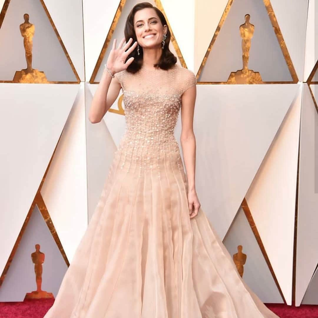 アリソン・ウィリアムズさんのインスタグラム写真 - (アリソン・ウィリアムズInstagram)「Also, I got to wear really pretty dresses that I loved to both the Oscars themselves and the Vanity Fair party afterwards. They both made me feel as special as the events I was attending, and I have @cristinaehrlich to thank for pulling it all together - especially because she had to do so while I was shooting every day out of the country. And a huge shout-out to @peterluxhair and @ninapark for making my face and hair look presentable to the greater public! Always grateful for that...I should start posting before and after pics. They’re magicians. ❤️」3月13日 8時19分 - aw