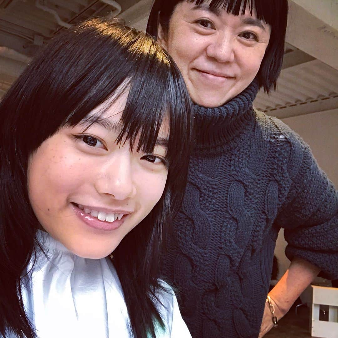 松浦美穂さんのインスタグラム写真 - (松浦美穂Instagram)「杉咲花ちゃんと… 親子ショット⁈  GINZAの撮影中にパシャリ❗️既に1ヵ月以上も前でしたが…楽しい撮影でした。  ウルフカット〜からの「花のち晴れ〜花男Next Season」ショートへ さぁ、4月から放送の「花のち晴れ」頑張って！  #hanasugisaki#花のち晴れ#GINZA#magazine #ツーショット#hairstyle #beauty #hairsalon #twiggy #twiggymiho #lifestylesalon #naturallifestyle#親子だなんて！図々しい私😅」3月13日 10時10分 - twiggy_mihomatsuura