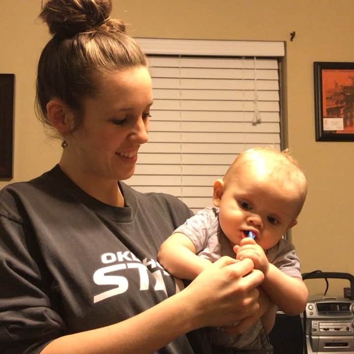 デリック・ディラードのインスタグラム：「Bedtime at the Dillard household has been fun with lots of “firsts” #firsttoothbrushforsam #neweconomicsbooksfrommima」