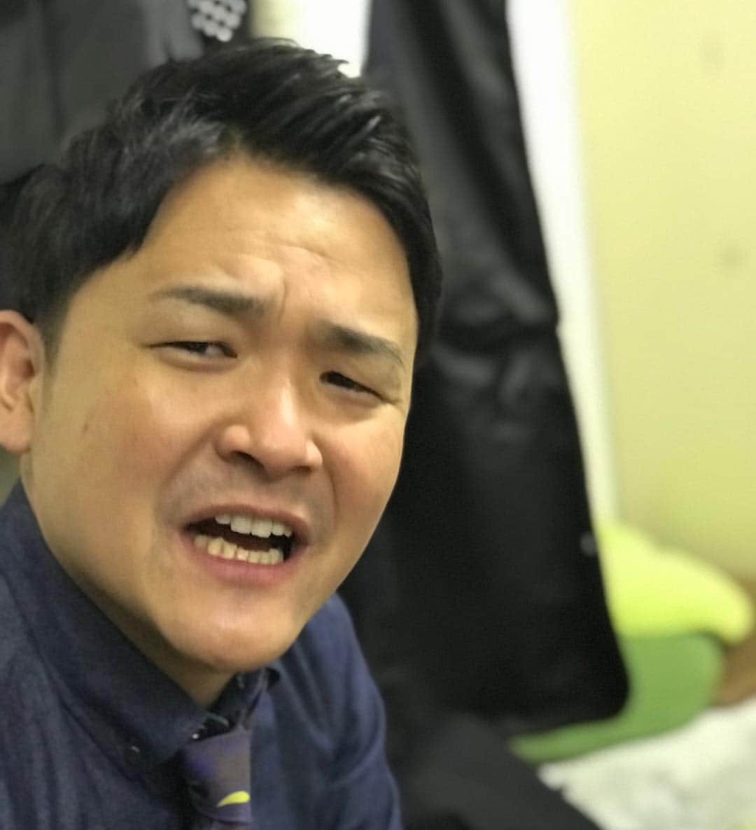 川島明のインスタグラム：「千鳥ノブくん  #お前のヒールがわしの足踏んどるんじゃ！ #ドンジャラでイカサマすなぁ！ #わしの分け前がすくねぇ！ #米がプラモぐらいかてぇ！ #終身刑のやつが着る服じゃ！ #足首にちっちゃいタトゥー彫るなぁ！ #国道が臭ぇ！ #景品交換所の場所がわからん！ #どういう気持ちで今キスした！？ #喪主が無理すなぁ！ #ガソリンスタンドで働いてる女の髪色じゃ！ #ハンバーグの中にスマホはどういうお笑い！？ #それさっきの患者にも使ってた注射針やろ！ #わしの受験票が卵でとじられとらぁ！ #花嫁がスピーチしとるのに人狼すなぁ！ #レゲエ聴くタイプの風俗嬢かぁ！ #風呂の中で屁を漕ぎ続けてみたで再生回数６回ならもうユーチューバーやめぇ！ #努力を積み上げて天才になった芸人」