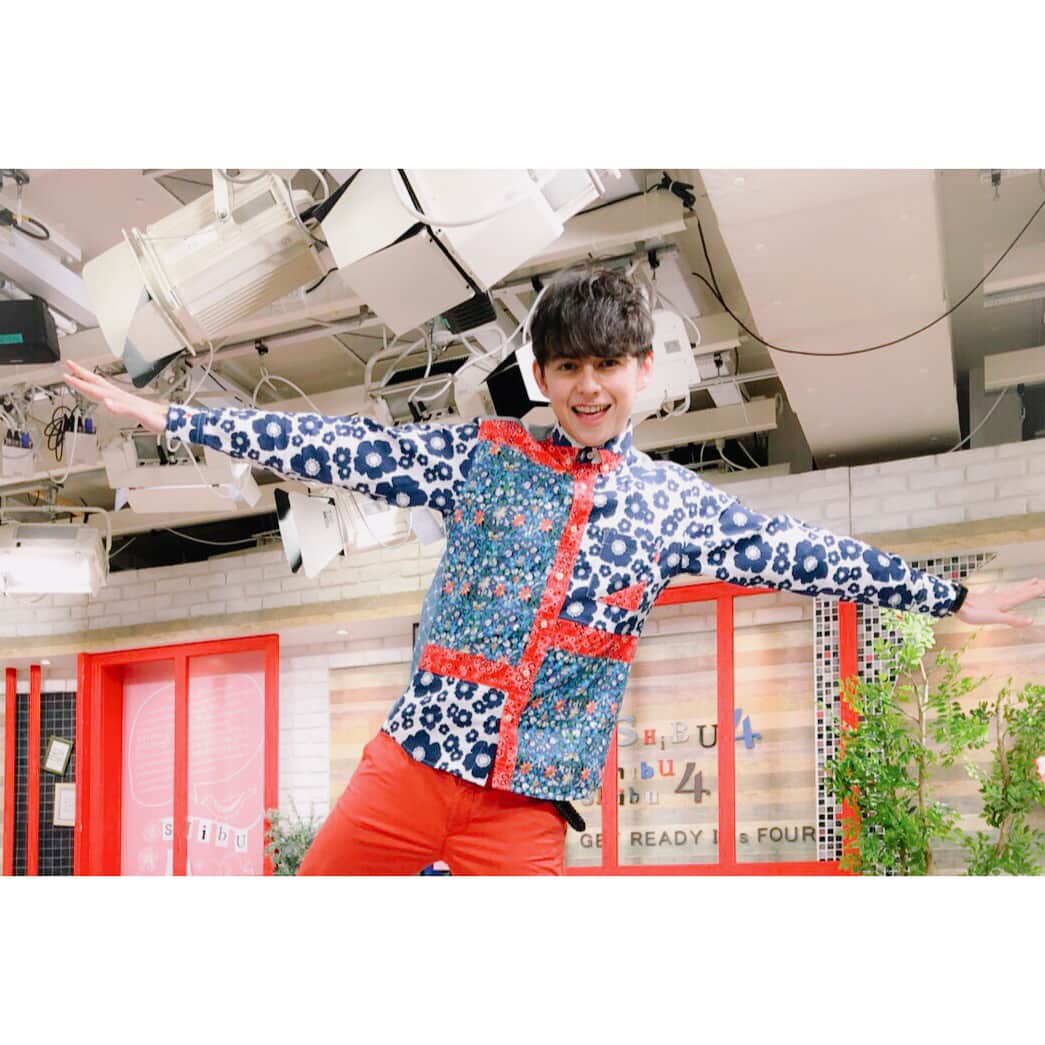 ハリー杉山さんのインスタグラム写真 - (ハリー杉山Instagram)「ポップなシャツが好きなんです。 発見。 luvin' these magical shirts.  #河谷シャツ」3月13日 10時55分 - harrysugiyama