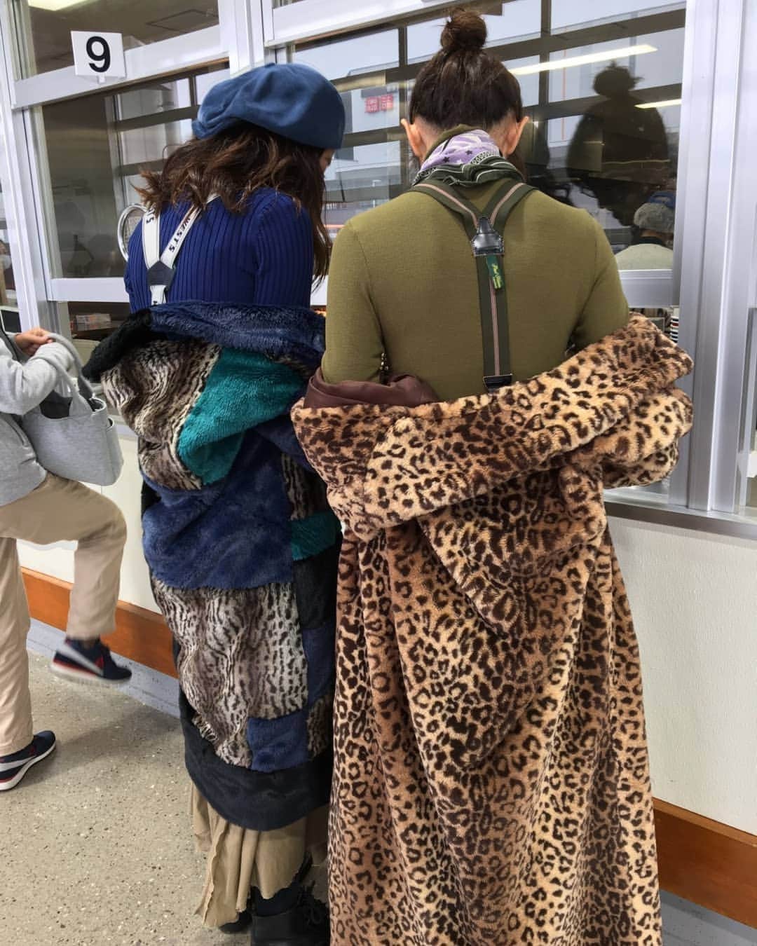 山田優さんのインスタグラム写真 - (山田優Instagram)「おはよーございます❗  ある日のコストコ。  まさかの @maki.nshiyama50 と コーディネートがかぶるっていう、、、 この方とは、買うものコーデ かぶりがちでございます。(笑)  似たようなヒョウ柄のコート着てるな～と 思っていたら、 中のサスペンダーまで。  思わず笑ったよねー。  #コーディネート #かぶりがち  #ヒョウ柄 #サスペンダー #costco  #パンツはPaulHarnden #paulharnden」3月13日 11時22分 - yu_yamada_