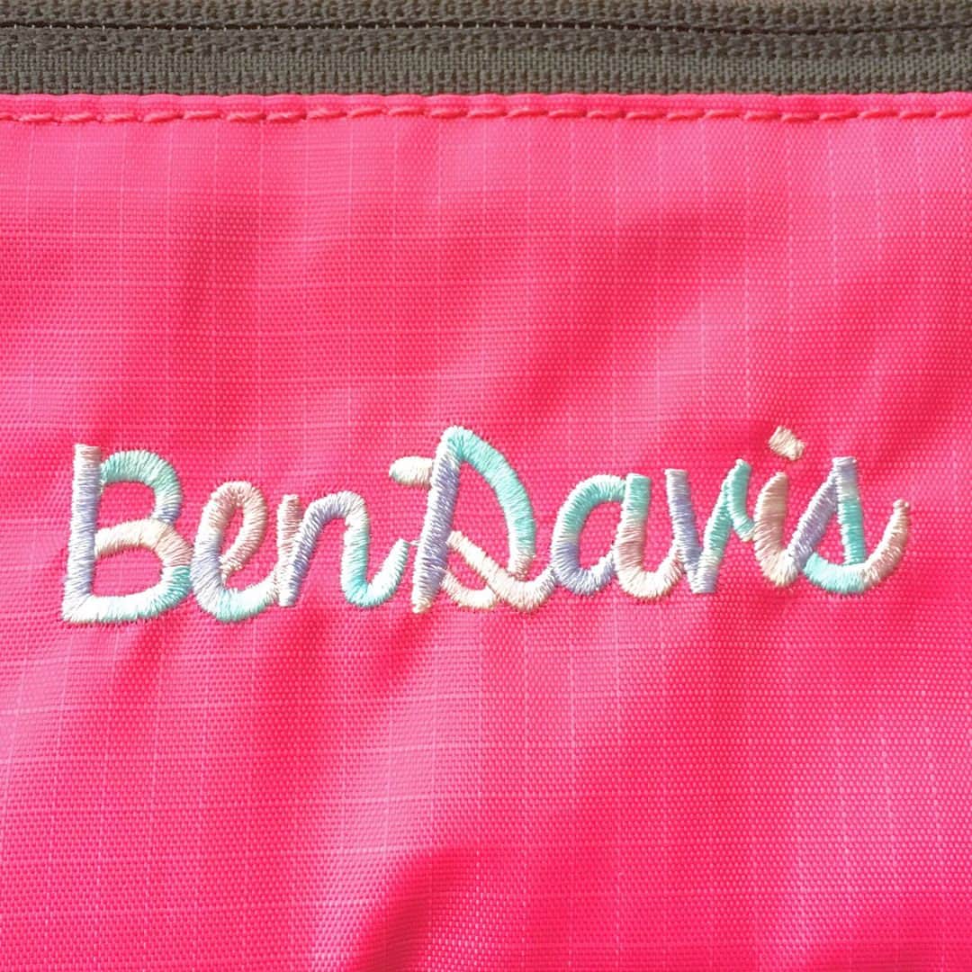 プラザ/PLAZAさんのインスタグラム写真 - (プラザ/PLAZAInstagram)「BEN DAVISのピンクシリーズは小物も充実💕 バッグの中もピンクでそろえられちゃいます。  ユニコーンカラーで刺繍されたロゴもキュート🦄🌈 左上から時計回りに スマホケース¥3,132 フナガタポーチ¥2,052 コインケース￥1,296 ペンケース￥2,052(すべて税込)  #bendavis #ベンデイビス #ピンク #pink #justpinkit #サムシングピンク #PLAZA #プラザ」3月13日 11時44分 - plazastyle