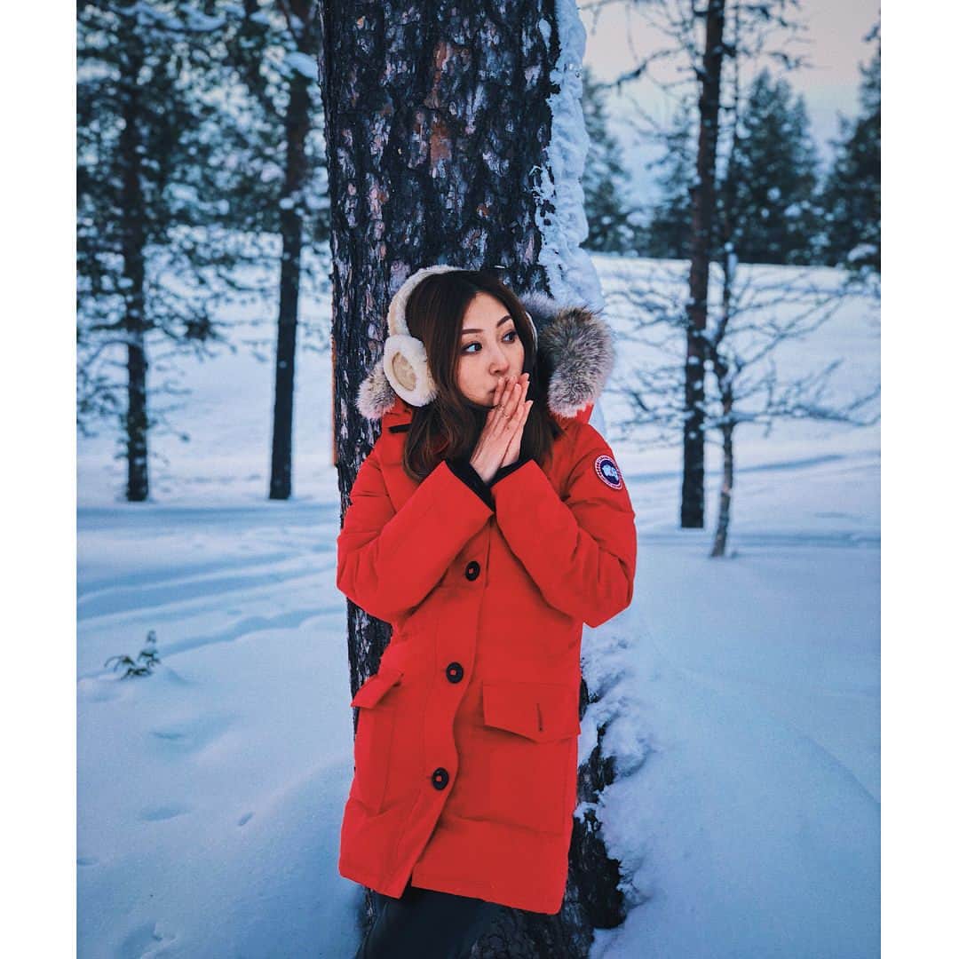 辰巳奈都子さんのインスタグラム写真 - (辰巳奈都子Instagram)「オーロラを見にサーリセルカ へ。 寒いよ 寒いよ サーリセルカ！変な名前でなかなか覚えられないよ〜笑  この北極圏の旅に備え、カナダグースを新調✨ はぐれても見つけやすい、鮮やかな赤にしてみました ・ ・ 💎❄️☃️💎🦋❄️ #saariselkä  #scandinavia  #aurora  #finland  #travel  #canadagoose #bronte #red #snow #snowing ❄️☃️💎🦋❄️」3月13日 21時34分 - tatsumi_natsuko