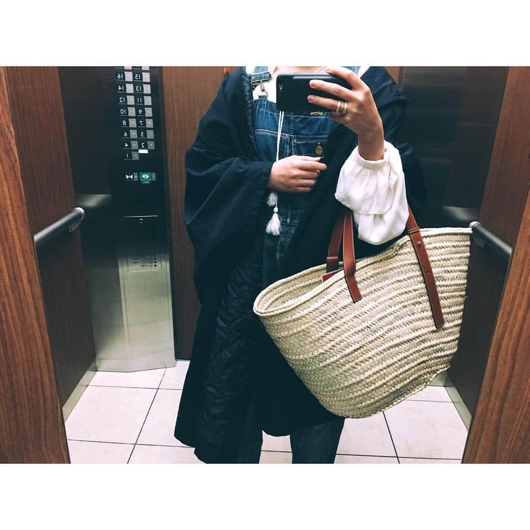 のインスタグラム：「. 今日はブラウスの上に秋に買ったコート。明日はもっと暖かい。冬物のコートはそろそろクリーニングへ。明日からはスプリングコートを着よう。」