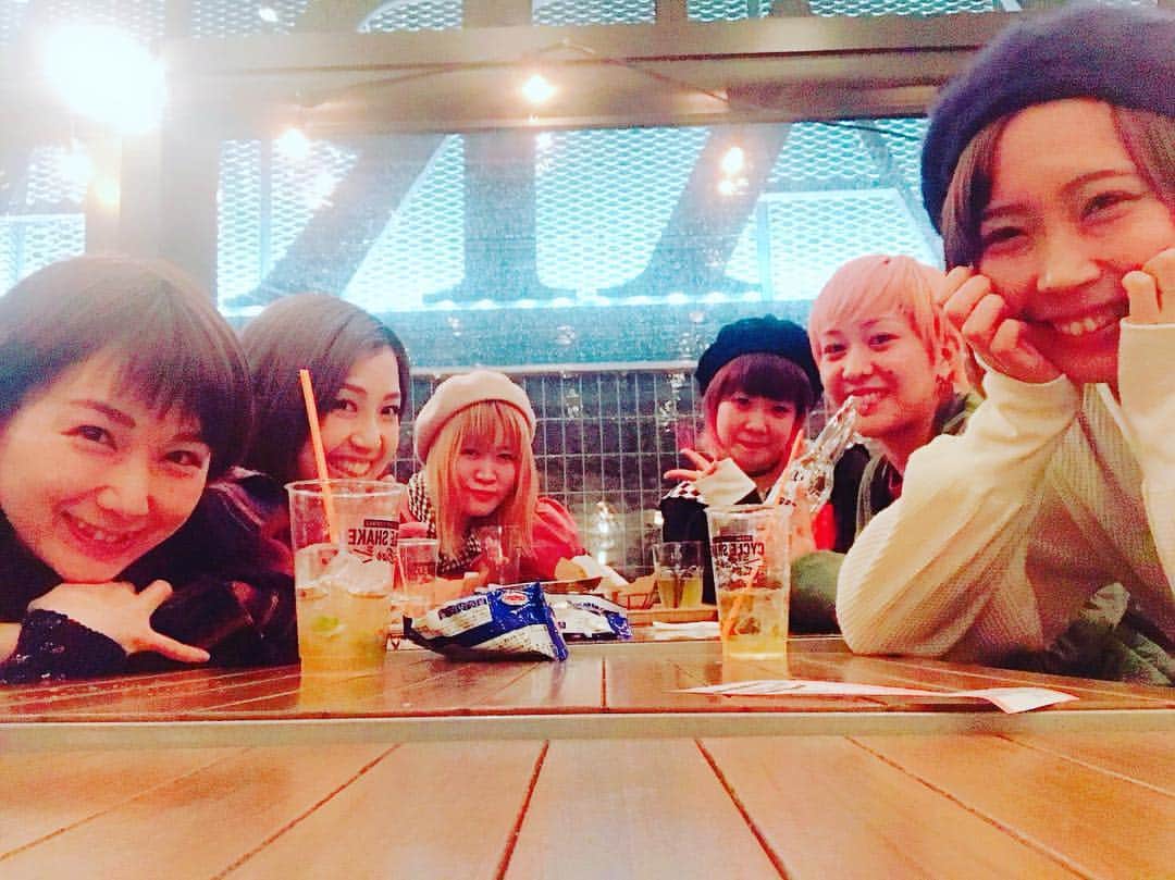 名倉かおりのインスタグラム：「女子会💗 ボーカルが6人も集まった💗💜 すごい！初めてとは思えないくらいトーク止まらんっ🤩🌈笑笑ww あぁ〜楽しすぎてまたすぐ集まりたい💗💜 みんな好きよ🦄💕 #shinjuku #ちなみにめったゃ暴風雨の中集合 #なのに #テラス席 #周りのカーテンバタバタ大音量 #女子会 #みんな #ボーカル #男女混合バンド #mimic #no528 #cwh #chewinghigh #glowlamp #色彩69 #27 #hatanana #音楽の話ほぼ無し #普通にガールズトーク #笑いっぱなしだったな #最高 #また集まろうね」