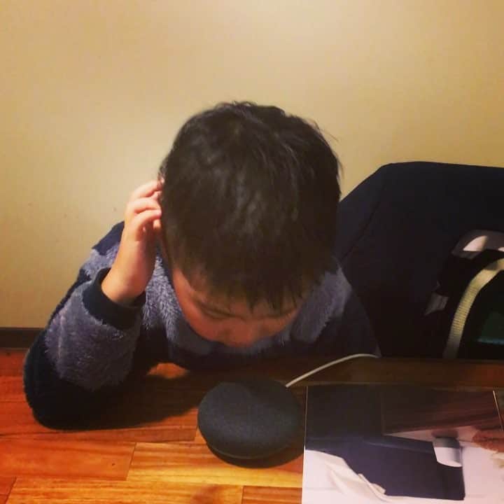 大西宏明のインスタグラム：「TV📺買い変えたら こんなん貰った😆😆😆 #googlehome  #最先端  #子供のおもちゃ  #最初ずっとオッケーグールグル言うてた #そりゃ反応しませんよね #instagood #instagram #myfamily #gooditem #enjoy #smile #love #ほなっ！！」