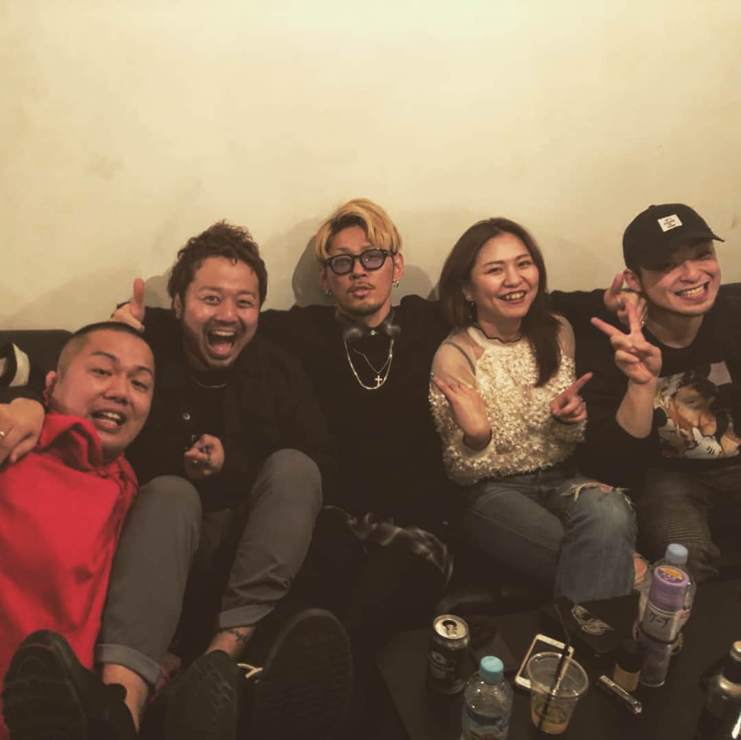 草川瞬さんのインスタグラム写真 - (草川瞬Instagram)「BRAKETHROUGH 復刻版 at LAB.TRIBE ・ このイベントをVOGが立ち上げた10年も前の第一回目から出演させてもらっていました。 会場のLAB.TRIBEが4月で閉店すると言う事を聞き、VOGが声を掛け京都でお馴染みの面子を集めてくれました。 草川瞬、ソロとして。 BRIDGETの相方のHIROYUKIもソロとして。 とにかくリハーサルからずっと笑顔の絶えない1日でした。 LIVEは勿論心を込めて歌わさせて頂きましたが、それよりも京都所縁のアーティストが揃い、同窓会のようなアットホームな空間が自分には最高に心地良かったです。 そんなアーティストが本気で楽しんでいる空間や、時間、そして音楽で来て下さった皆さんが一緒に楽しみ共有してもらえてたら嬉しいです。 ・ 京都の音楽シーンを作り、支えてきたLAB.TRIBEが無くなってしまうのは本当に寂しいですが、本当に自分もお世話になり、KABさんには感謝の気持ちで一杯です。 ・ こんな素晴らしい機会を与えてくれた、KABさん、VOG、本当にありがとう御座いました。 そして、来て下さった皆さん、本当にありがとう御座いました！」3月13日 15時06分 - shunkusakawa