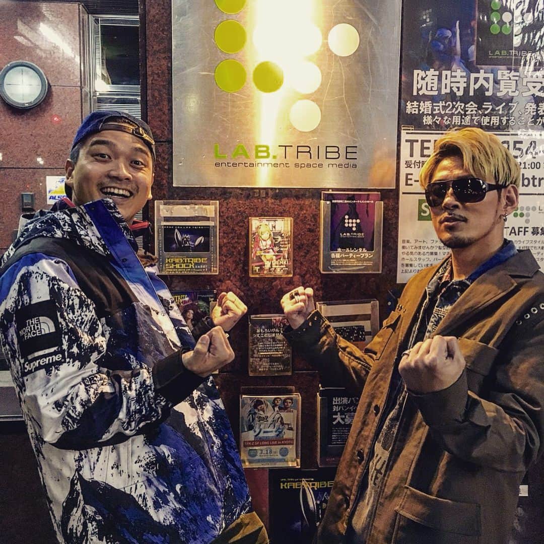 草川瞬さんのインスタグラム写真 - (草川瞬Instagram)「BRAKETHROUGH 復刻版 at LAB.TRIBE ・ このイベントをVOGが立ち上げた10年も前の第一回目から出演させてもらっていました。 会場のLAB.TRIBEが4月で閉店すると言う事を聞き、VOGが声を掛け京都でお馴染みの面子を集めてくれました。 草川瞬、ソロとして。 BRIDGETの相方のHIROYUKIもソロとして。 とにかくリハーサルからずっと笑顔の絶えない1日でした。 LIVEは勿論心を込めて歌わさせて頂きましたが、それよりも京都所縁のアーティストが揃い、同窓会のようなアットホームな空間が自分には最高に心地良かったです。 そんなアーティストが本気で楽しんでいる空間や、時間、そして音楽で来て下さった皆さんが一緒に楽しみ共有してもらえてたら嬉しいです。 ・ 京都の音楽シーンを作り、支えてきたLAB.TRIBEが無くなってしまうのは本当に寂しいですが、本当に自分もお世話になり、KABさんには感謝の気持ちで一杯です。 ・ こんな素晴らしい機会を与えてくれた、KABさん、VOG、本当にありがとう御座いました。 そして、来て下さった皆さん、本当にありがとう御座いました！」3月13日 15時06分 - shunkusakawa