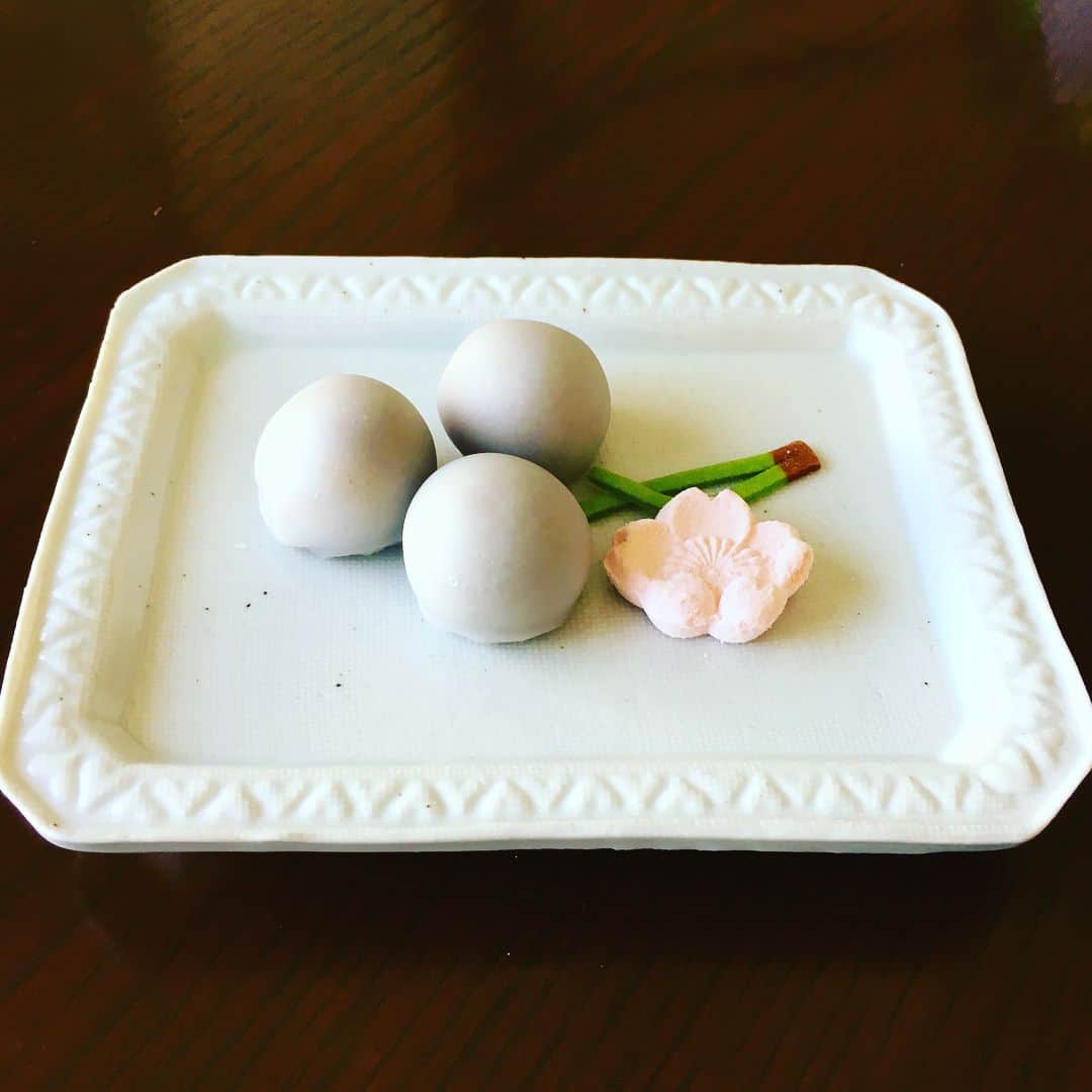 志摩有子さんのインスタグラム写真 - (志摩有子Instagram)「京都、二条駿河屋さんの松露を久しぶりに頂く。まん丸な一粒を口に含めば砂糖衣がほどけて、上品なあんこ玉がとろける。実家の母と幼なじみのご主人が毎日丁寧に手作りしている我が家にとって特別のお菓子。添えらた季節のモチーフのお干菓子がまた可愛い。 @nijo_surugaya  #二条駿河屋 #松露 #京都菓子 #お取り寄せ #いつまでもお元気で」3月13日 16時26分 - ariko418