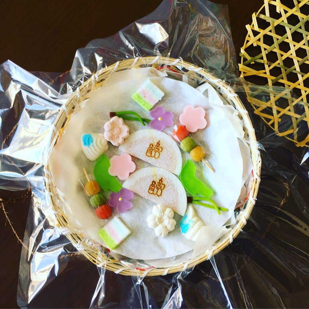 志摩有子さんのインスタグラム写真 - (志摩有子Instagram)「京都、二条駿河屋さんの松露を久しぶりに頂く。まん丸な一粒を口に含めば砂糖衣がほどけて、上品なあんこ玉がとろける。実家の母と幼なじみのご主人が毎日丁寧に手作りしている我が家にとって特別のお菓子。添えらた季節のモチーフのお干菓子がまた可愛い。 @nijo_surugaya  #二条駿河屋 #松露 #京都菓子 #お取り寄せ #いつまでもお元気で」3月13日 16時26分 - ariko418