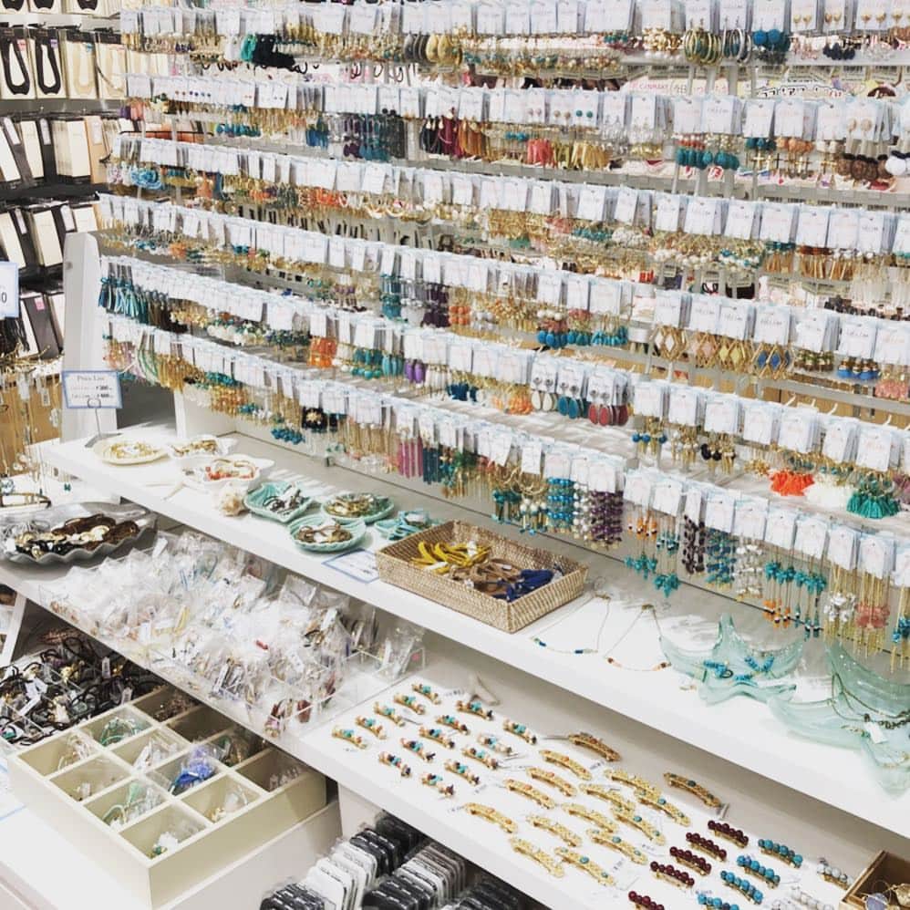 ラレイアのインスタグラム：「🌺 明日より #アインズアンドトルペ 原宿クエスト店にて #colleenwilcox のアイテムが販売開始致します☺️✨ ・ @laleia_official の人気アクセサリー #LiLiLea は現在コレットマーレ桜木町店&大宮マルイ店&原宿クエスト店&新宿東口店にて販売中😍✨ ビーチテイストなお洒落な #アクセサリー が380円&480円です☺️‼︎ お近くの際は是非お立ち寄りくださいませ🌴🌈 #laleia#surf#beach#aloha#hawaii#fashion#new#accessory#ラレイア#リリレア#アクセ#秋#秋ファッション#ピアス#コレットマーレ#原宿#明治神宮#新宿#海を感じるアクセサリー#ハワイ#shoreアクセサリー」