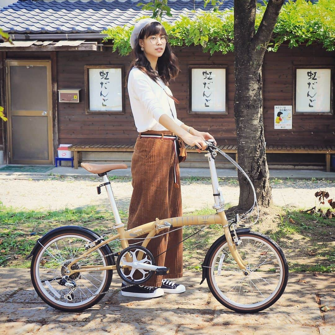 NESTOさんのインスタグラム写真 - (NESTOInstagram)「猫をモチーフにした折りたたみ自転車Kockaのロケ地は、埼玉県越谷市の大相模不動尊大聖寺境内にあるお団子屋さん「虹だんご @nijidango 」さんです。サイクリング中に立ち寄ることも多く、NESTOのスタッフみんなが好きなお団子です。 時には看板猫の #キキ と #ジジ が出迎えてくれることも…！猫好きにはたまらないお店です。 __ #NESTObikes #Kocka #コチカ #折りたたみ自転車 #ミニベロ #minivelo #猫 #ねこ #ねこ部 #にゃんこ #にゃんすたぐらむ #にゃんだふるらいふ #キジトラ #kitty #catstagram #自転車 #自転車のある風景 #猫のいる暮らし #instafashion #メガネ女子 #ベレー帽  #丸メガネ #ootd #越谷 #みたらし団子 #越谷サイコー #コチカフェ #nekotobikes」3月13日 17時59分 - nestobikes