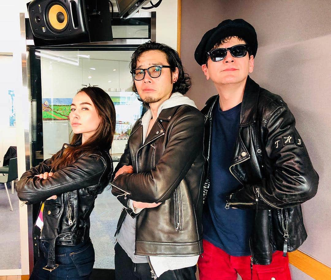 シャウラさんのインスタグラム写真 - (シャウラInstagram)「When you all wear leather... 革三兄弟 with 斉藤和義 #tokyo #japan #kazuyoshisaito #斉藤和義 #interfm897 #studio」3月13日 18時04分 - shaula_vogue