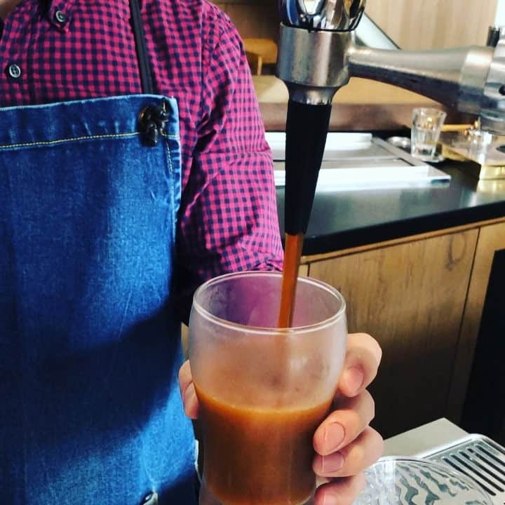 のインスタグラム：「cafe♡ not BEER but COFFEE☕️❤️ . ビール🍺？と思ったら… 実はこれ、コーヒーなのです☕️ 濃すぎず苦すぎず、朝にも飲みやすい味でした♡ . #singapore #cafe #cshhcoffee #cshhcoffeebar  #シンガポール #カフェ」