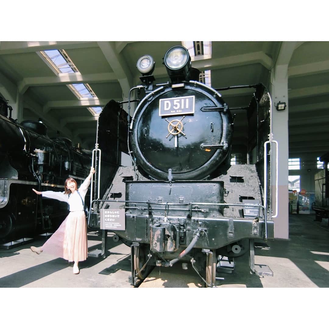 のインスタグラム：「* #京都 へ #旅したがーる ♩ * 興奮しっぱなしだった、 "京都鉄道博物館"！！ 蒸気機関車かっこよかったー！ 音や匂いがたまらなかった。 SL乗車体験や運転ゲームがあったり、 見て、体験して、楽しめました🚇!!★ * "京極かねよ"の 名物のきんし丼！ 大きな玉子の布団の下には うなぎ様。美味しかった〜。 _______________________________ #石川さん情報liveリフレッシュ  #石川テレビ #旅 #ロケ #京都鉄道博物館 #蒸気機関車  #SL #D511 #デゴイチ #新京極 #かねよ #きんし丼」