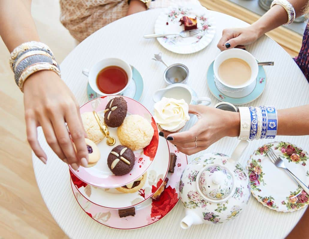 サルイリモンのインスタグラム：「Cupcake, anyone?- #syl #salylimon #bangles #bangleslove #banglesoftheday #banglesaddict #gold #silver #fashionjewelry #fashionaddict #accessories #cupcakes #sweet #amazing」