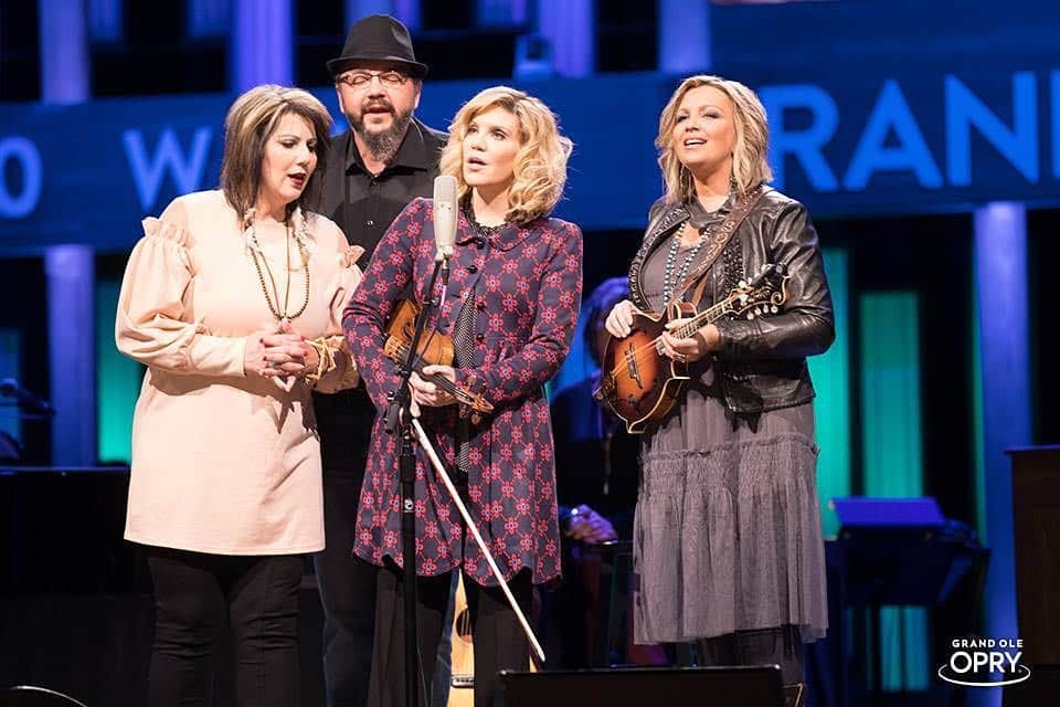 アリソン・クラウスのインスタグラム：「Alison and @theisaacsmusicofficial performing at @opry last month.」