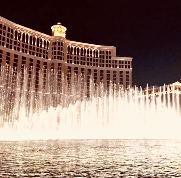 久本直美さんのインスタグラム写真 - (久本直美Instagram)「いつかの旅行記📷 お部屋から観るショーは圧巻でした💕シルクドソレイユ又見たいなぁ 綺麗なモノをみて感性を磨く。 綺麗な言葉を使う。 永遠のテーマ。 明日はお昼間オンエアです📺  #Vegas#O#シルクドソレイユ#show#旅行#ベラッジオ#travel#噴水」3月13日 23時14分 - naomixing