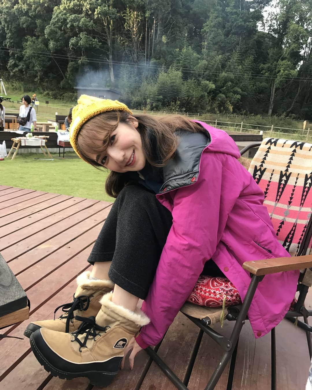 平木愛美のインスタグラム：「寒いもいよいよおわりそうなので‥❤️ うしろには焚き火がぬくぬく。  いつかの撮影オフショット。ひらきとグランピングなう。はどうでしょうか？  アクティブなデート、好きです(￣ー￣) #グランピング #キャンプ」