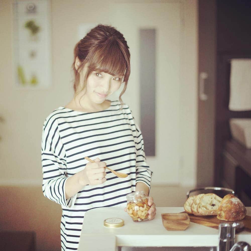 レオパリスくんのインスタグラム：「(=´•౪•`)o[レオパレスのお部屋]o カウンター付オープンキッチンなら、お1人さまモーニングもオシャレに楽しめちゃう♫  #レオパレス21 #ひとり暮らし #myDIY #leo_myDIY #部屋 #インテリア #インテリアコーディネート #DIY #賃貸 #レオパリスくん #instagood #キッチン #オープンキッチン #カウンター付キッチン #パン #ナッツ #朝食にナッツがいいらしい！」