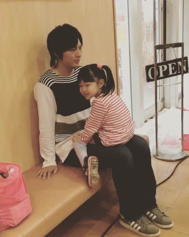 のインスタグラム：「💔 純平パパと七香の癒し動画💘第４弾✨✨ . #ホリデイラブ #サレ妻 #塚本高史 #渋谷南那 #オフショット #撮影の待ち時間 #純平パパ #定位置はお膝の上❤️ #何の歌うたってるの😂？？ #け？ #眉毛？ #髪の毛 #😂😂😂 #パパも！ #ハイ行きますよー #安定のパパ感 #安心感 #これぞ感」