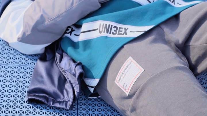 カイアークマンのインスタグラム：「- 한정되지 않은 젠더리스 룩을 제안하는 ‘UNI3EX’에서 18’SS 패션필름을 공개합니다! - 영상을 통해 ‘UNI3EX’의 무한한 공간과 트렌디한 룩을 확인해보세요:) - ‘UNI3EX’는 프로필 상단 링크의 무신사와 힙합퍼에서 만나보실 수 있습니다. - #UNI3EX #유니섹스 #18ss #FashionFilm #유니섹스바이카이아크만 #카이아크만 #Kaiaakmann #무신사 #힙합퍼 #streerstyle #스트릿패션 #스트릿룩 #데일리룩 #오오티디 #봄코디 #봄패션 #봄아이템」