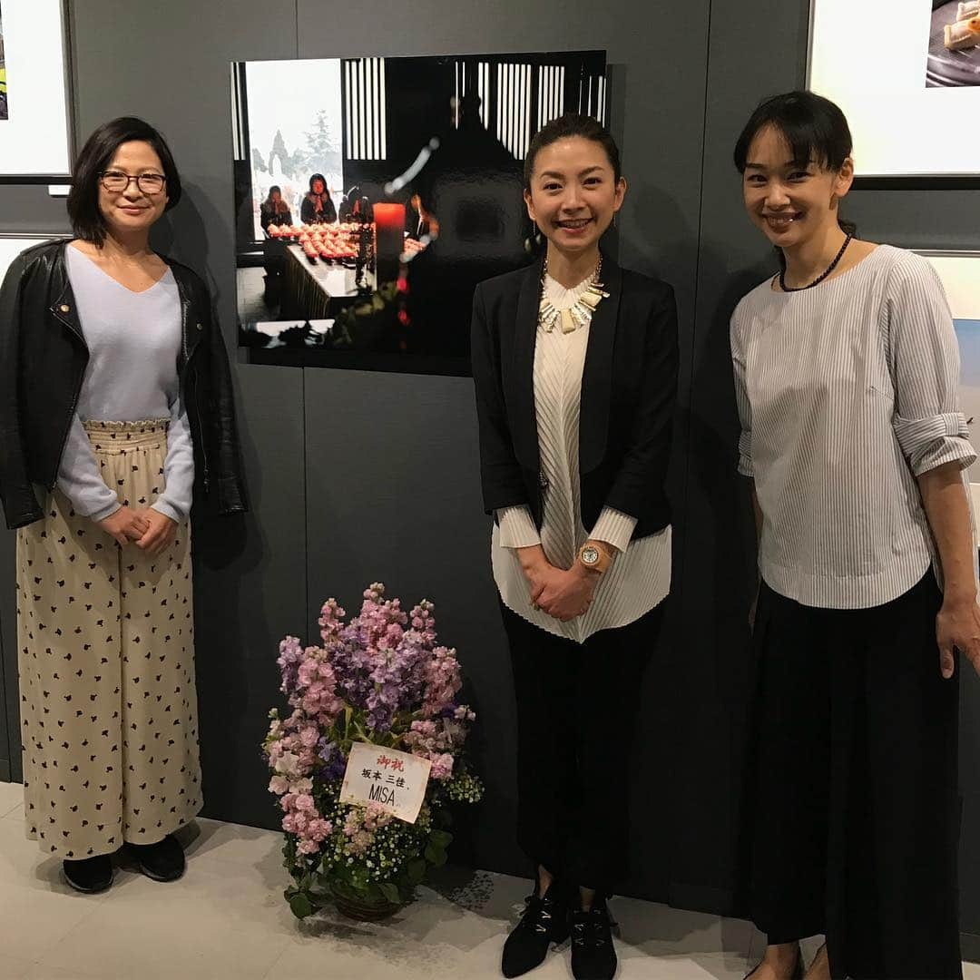 諸岡なほ子さんのインスタグラム写真 - (諸岡なほ子Instagram)「坂本三佳ちゃんの写真展「PRESENT」に、最終日の今日、マリオ（宮地眞理子）と滑り込んできました。 三佳ちゃんの写真は、端正で優しさに溢れていて、三佳ちゃんそのもの。 東京での開催は本日で終了ですが、今月２３日からは、大阪のオリンパスギャラリーでも開催されるとのことなので、関西方面の皆様はぜひ足を運んでみてください。  それにしても、今日は#はまじ こと #浜島直子 ちゃんと、 #瀬戸カトリーヌ ちゃんこと、現 #瀬戸たかの ちゃんも私たちの前に展覧会に来たのだそう。むー、すれ違い。残念。会いたかったー。 でも、マリオとは久々にいっぱい話せたな、お酒ではなくアイスコーヒー飲みながら。  #坂本三佳 #写真展 #オリンパスギャラリー東京 #オリンパスギャラリー大阪 #ミステリーハンター #世界ふしぎ発見 #宮地眞理子 #諸岡なほ子」3月14日 16時55分 - morookanahoko