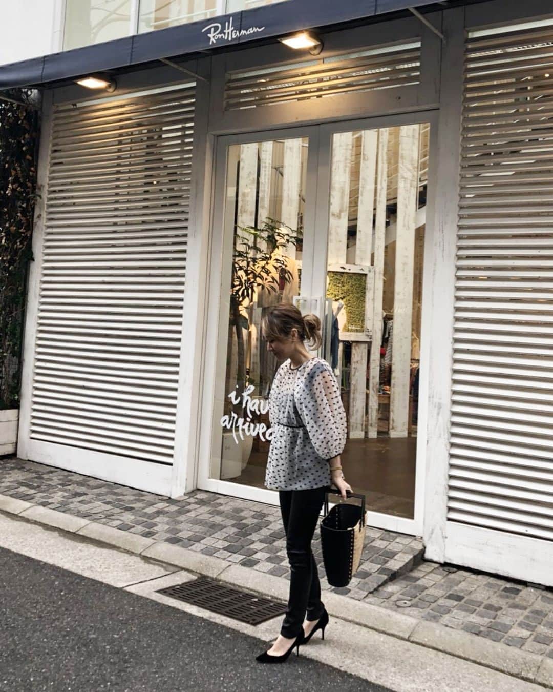 森田えりかさんのインスタグラム写真 - (森田えりかInstagram)「初めて神戸のロンハーマンにも行ってきました。ボワっと膨らんでいるスカート購入しました。もう、出張のトランクはぱんぱん。 髪の毛も伸び、無造作おだんごが大きくなっているので、切ろうかな。 バックはラドローの新作。#ronherman #神戸 #fashion #shopping」3月14日 8時52分 - erikaricottamelon