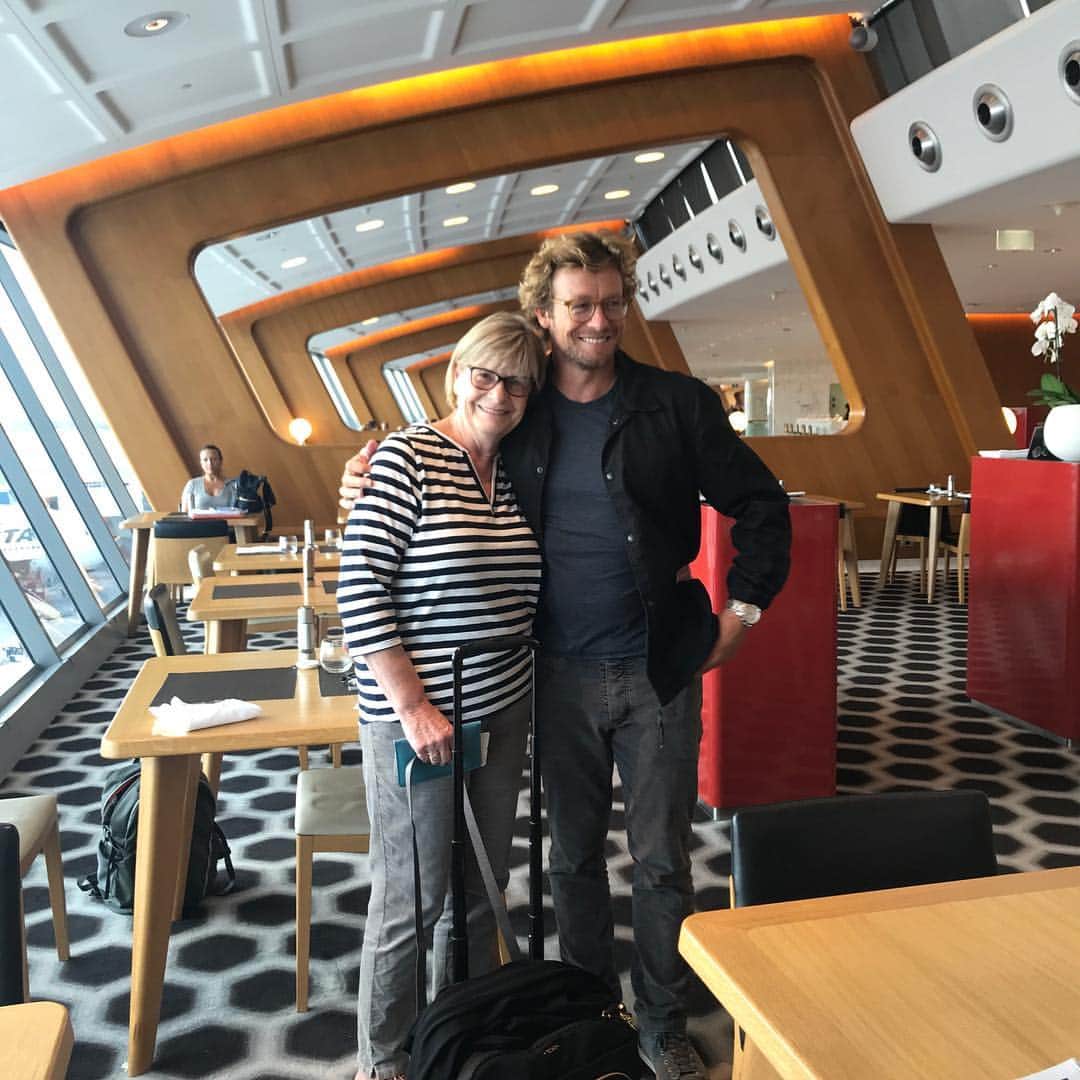 サイモン・ベイカーのインスタグラム：「So thrilled to be taking my Mum to New York City on @qantas for Breath screening at the Lincoln Centre. #thefriendlyskies✈️ #screenaustralia #breaththemovie #motherandsontime」