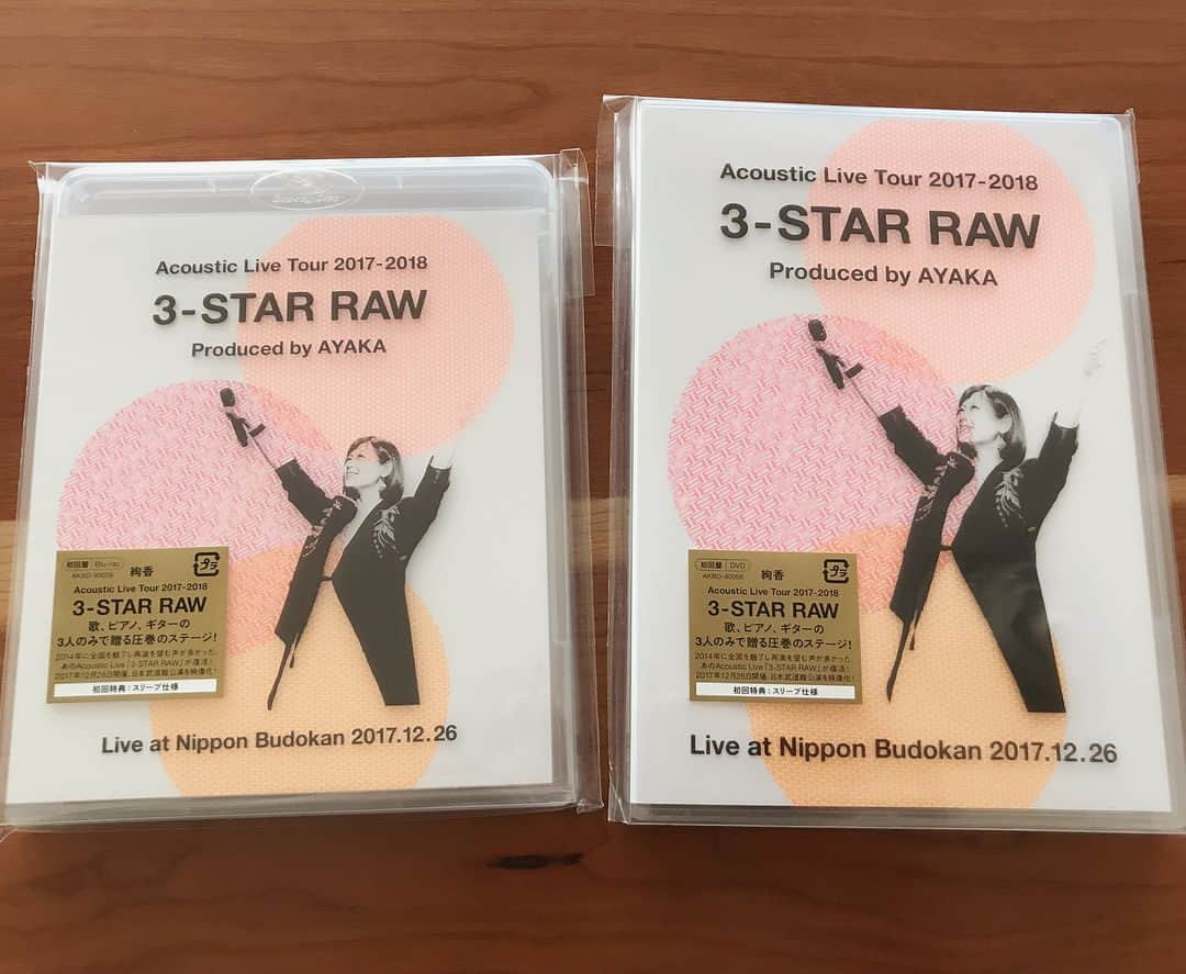 絢香さんのインスタグラム写真 - (絢香Instagram)「9月からスタートしたAcoustic Live Tour 2017-2018 ～3-STAR RAW～ のBlu-rayとDVDが今日発売です😁 ピアノ、ギター、歌のたった3人でまわったツアー。 クリックもなし、毎回が生の一発勝負。最高でした。 このシンプルさ、さらに極めたいな。 #3starraw #acoustictour  #simpleisbest  #塩谷哲 #古川昌義 #全33本 #ファイナルの広島は今週末 #デザインは大好きな平林奈緒美さんにお願いしました #ぜひ見てね」3月14日 11時58分 - ayaka_official_jp