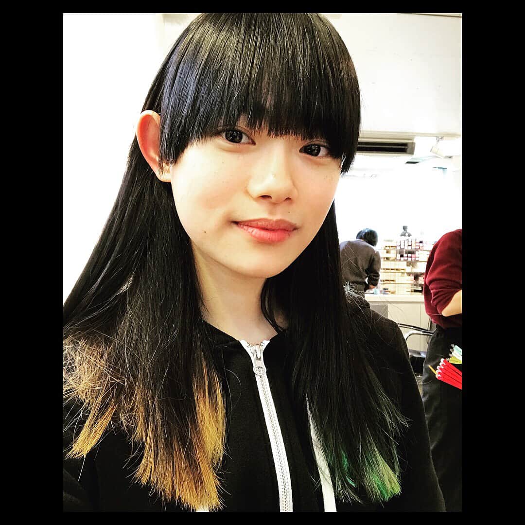 杉咲花のインスタグラム：「✂︎ before ✂︎ after ✂︎ 本日発売の雑誌「GINZA」にて。 花晴れ役作りのためのヘアになる前、徐々に切ってもらいながら色々な髪型を作っていただきました💇💐 この撮影のためだけに 初めてカラーをしてもらったり、 憧れだったウルフカットも。。！ とてもとても贅沢な時間でした。 素敵な企画とヘアを作ってくださったTWIGGYの松浦美穂さん @twiggymiho に感謝…🙏💓 是非ご覧ください。 最後の写真、ワンレンロングの自分がもう懐かしい。 --- 先日の投稿が手違いで消えてしまったみたいです😖 とても嬉しいコメントがたくさんあったのでかなしいです。ごめんなさい。 同じ投稿にはなりますが、再度アップしました！」