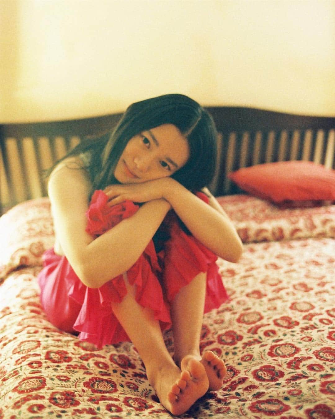 杉咲花のインスタグラム：「1st写真集「ユートピア」 発売記念イベントの詳細が解禁に。 3/25(日) 12時〜HMV＆BOOKS SHIBUYA 7階イベントスペースにて開催されることになりました(！) 購入方法はプロフィールにリンクを貼りましたので、 チェックしてみてください。 この写真はユートピアには収録されていないアザーカット。 実は最後の最後まで、表紙にしたくてしたくて、 ずっと悩んでいたものなのです。 くまこさんの暖かい眼差しから写し出された、 優しさの溢れるだいすきな１枚。 決定した表紙もはやく見てもらいたいな。。 そちらもお楽しみに、です。 ではでは25日、ぜひ、会いに、きてね。 #ユートピア」