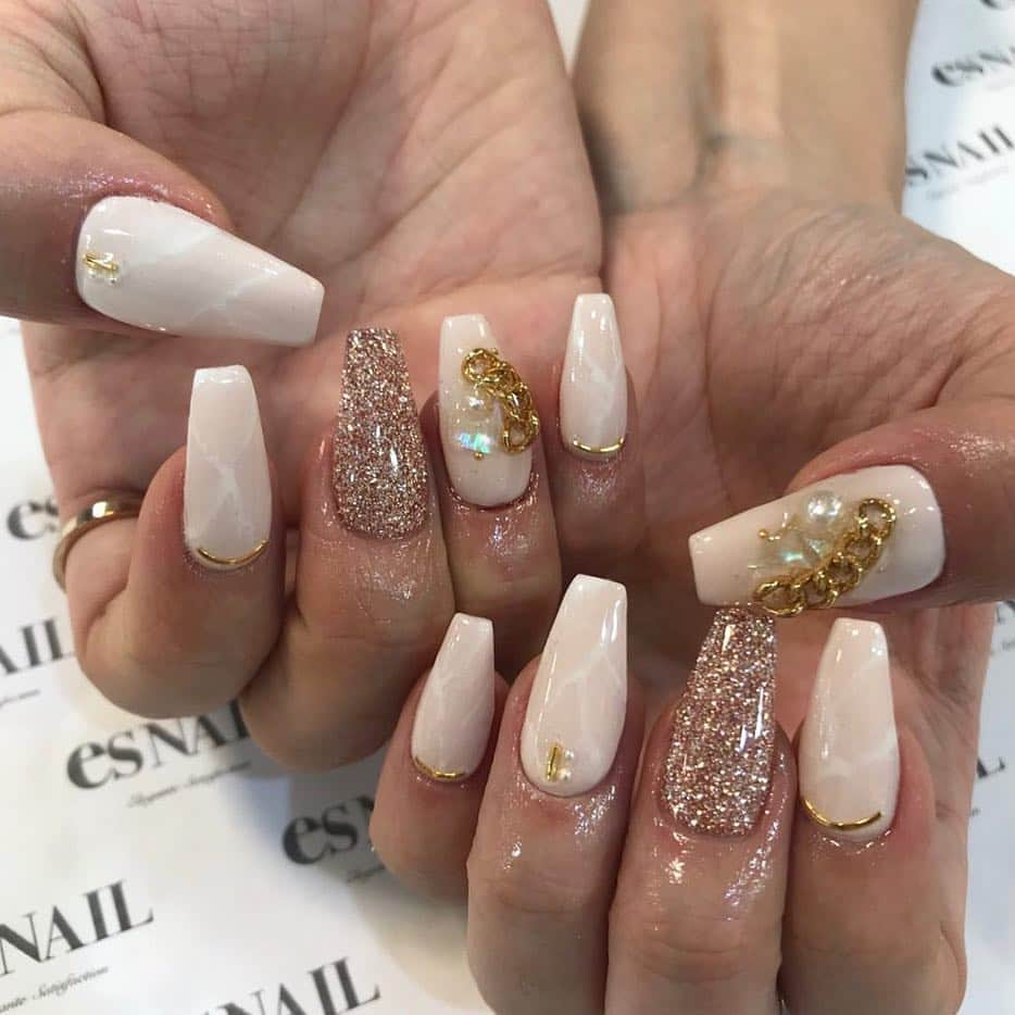 esNAILさんのインスタグラム写真 - (esNAILInstagram)「. pearl × chain . #nail#nails#nailart#naildesign#esnail#esnail_shibuya#gelnail#ネイル#エスネイル#ジェルネイル#esネイル#ネイルデザイン#美甲#newnail @esnail_la」3月14日 13時41分 - esnail_japan