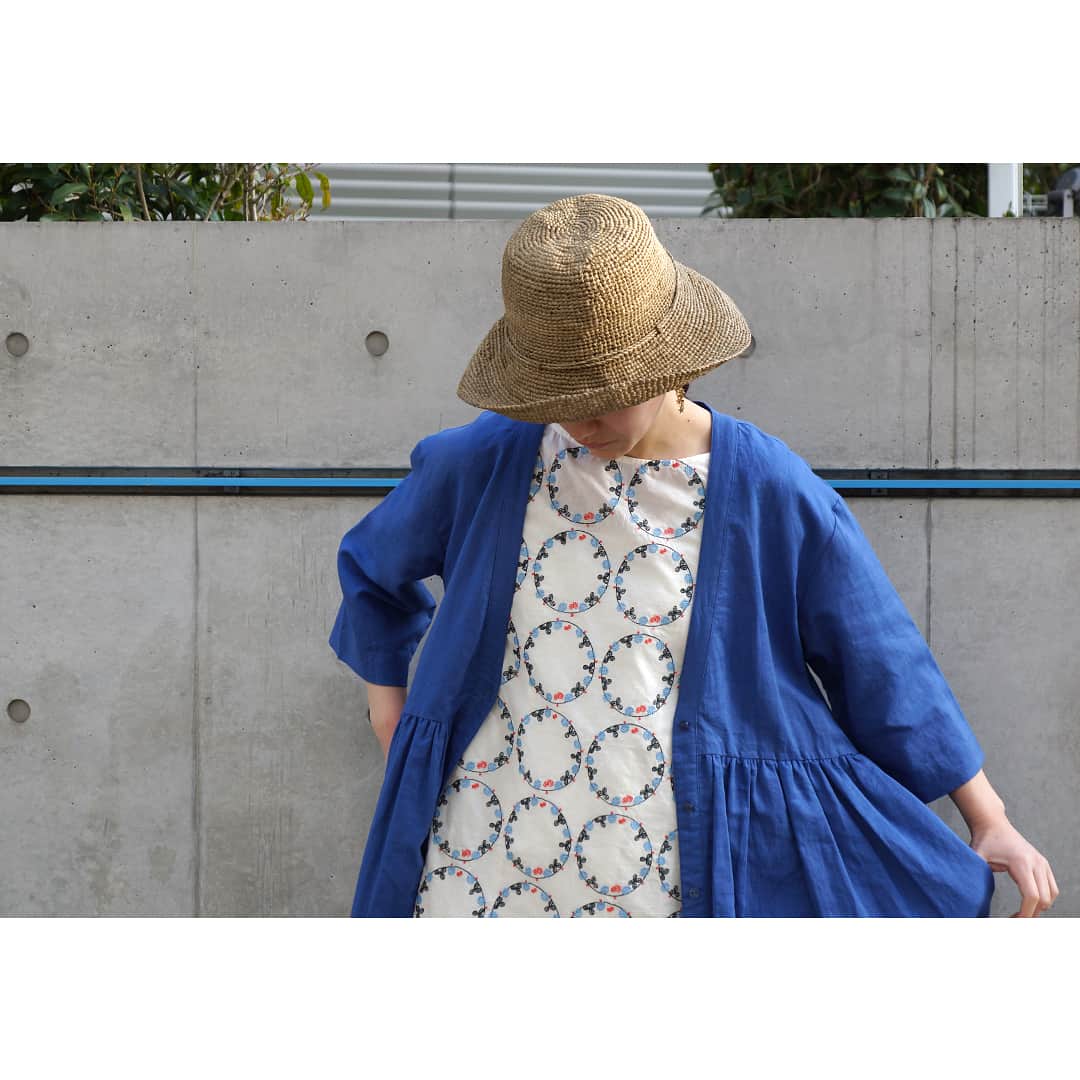 marbleSUD(マーブルシュッド) のインスタグラム：「リネンのカーデワンピを花かんむりのワンピースにさっと羽織って、爽やかな春コーデの出来上がり！ #marblesud #マーブルシュッド #花かんむり #シロツメクサ #春 #spring #コーディネート #ホワイトデー #おでかけ #18SS #コレクション #刺繍 #お花見 #coordinate #marblesudコーデ」
