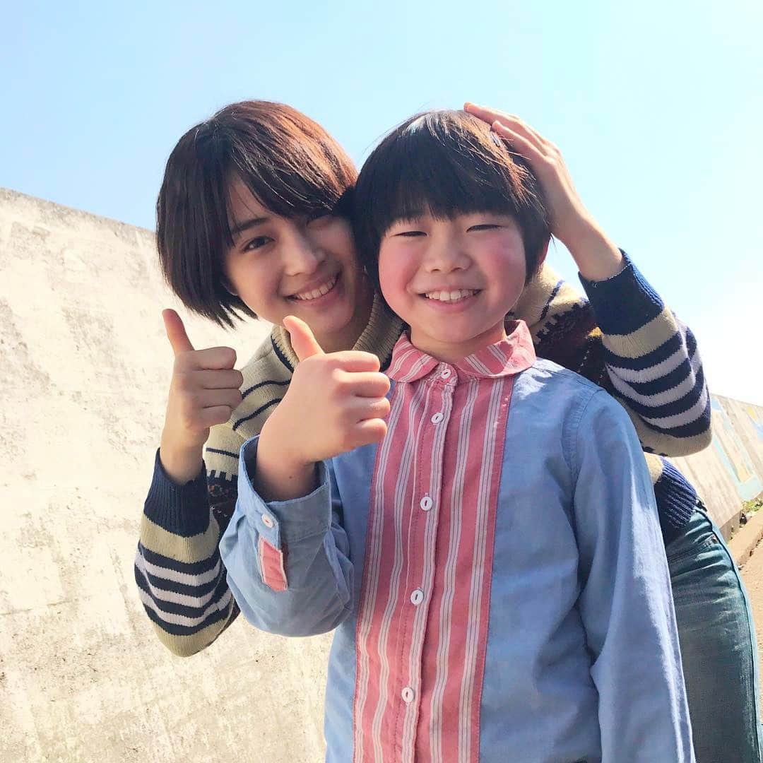 日本テレビ「anone」のインスタグラム：「ハリカと陽人☺️かわいすぎる、癒されすぎる✨今夜10時からのanone第9話でも陽人はキーパーソン‼️ついに最終章かぁ…今夜すっごい泣く準備しといてくださいね😭 #anone #あのね #日テレ #水ドラ #広瀬すず #守永伊吹 #伊吹くんは本当に陽人みたいでおもしろい #ニコニコプニプニで激カワ #すずちゃんも髪の毛わしゃわしゃしたり仲良し #現場の最高の癒し二人組なんです」