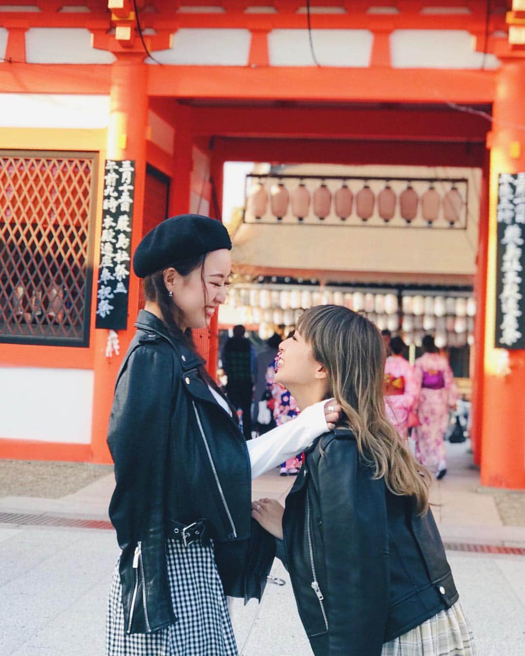 のインスタグラム：「あー今日もいっぱい笑った🍡 京都楽しかったです😋✌️ ㅤㅤㅤ #京都 #八坂神社」