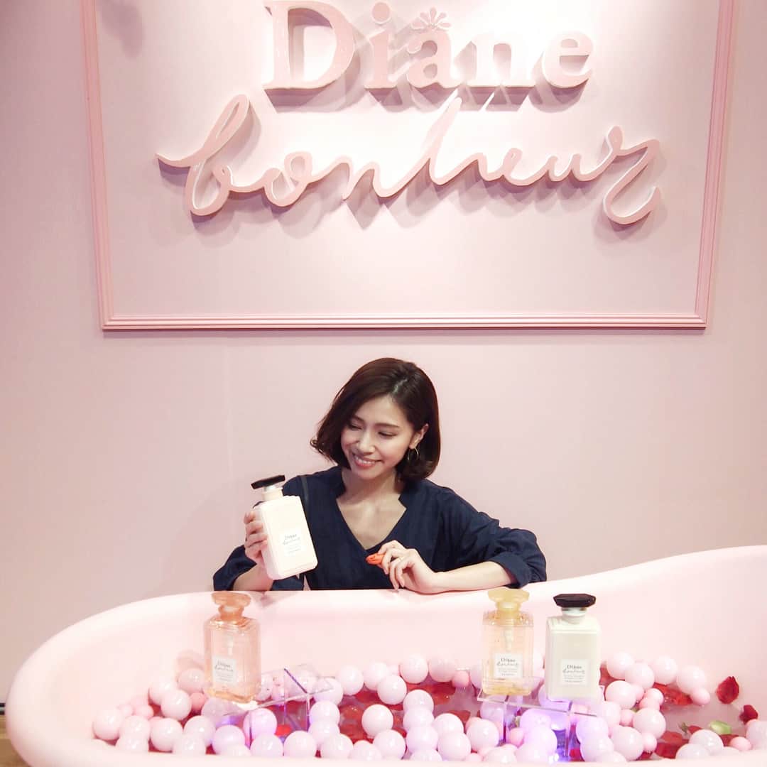 のインスタグラム：「* * とっても可愛いシャンプー&トリートメント 🌹ダイアン ボヌール(@dianebonheur )🌹のローンチパーティーにお伺いしました！ * 香水瓶のような見た目で、置いておくだけでもテンションの上がるデザイン😍 * 商品には300本のバラから、たった1滴しか抽出されない貴重なオイルを使っているそうで、甘くて女の子らしい香りにうっとりでした💐✨ * * #dianebonheur#pr#shampoo#treatment#haircare#pink#kawaii#party#trunkhotel#ダイアンボヌール#ファーミングシャンプー#グラースローズ#シャンプー#トリートメント#ヘアケア#ローンチパーティー#トランクホテル#明治神宮前」