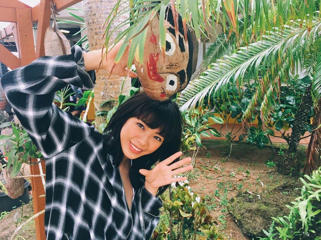 わちみなみのインスタグラム：「手相クッキリマンだよ🥢  ヤンマガオフショット大量🌠みてくださいましたか❓  多分椰子の実のカラに絵が描いてあるもの！わたしにそっくり🤱✨特に眉毛。楽しかったなあ！  シャワールームに蜂がいたなあ🐝めっちゃこわかった:;(∩︎´﹏`∩︎);:笑  #ヤングマガジン  #ヤンマガ #わちみなみ #椰子の実 #坊や #グアム #guam #hi #ハイハイ #你吃钣了吗 #哈哈 🌹」