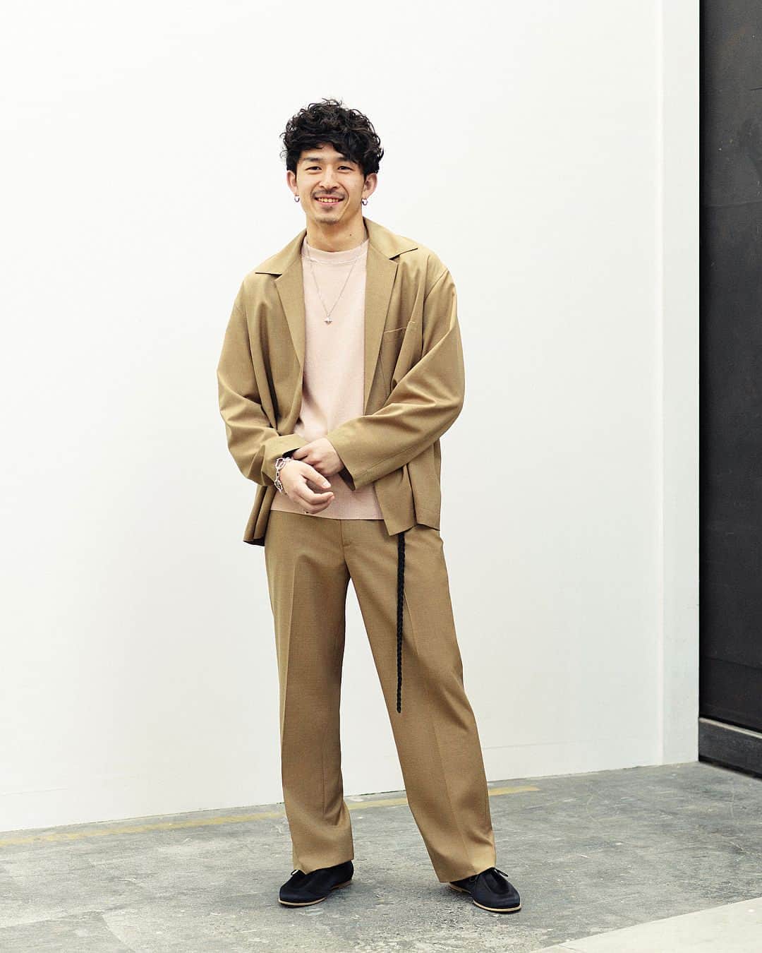 のインスタグラム：「Spring / Summer 2018 “THE PERSON” was updated at official website. . 岡本一宏 @kazuhiro_okamoto . #ジャケット ¥34,000+tax #セーター ¥13,000+tax #トラウザーズ ¥31,000+tax #シューズ ¥46,000+tax #UnitedArrows #ThePerson #18ss」